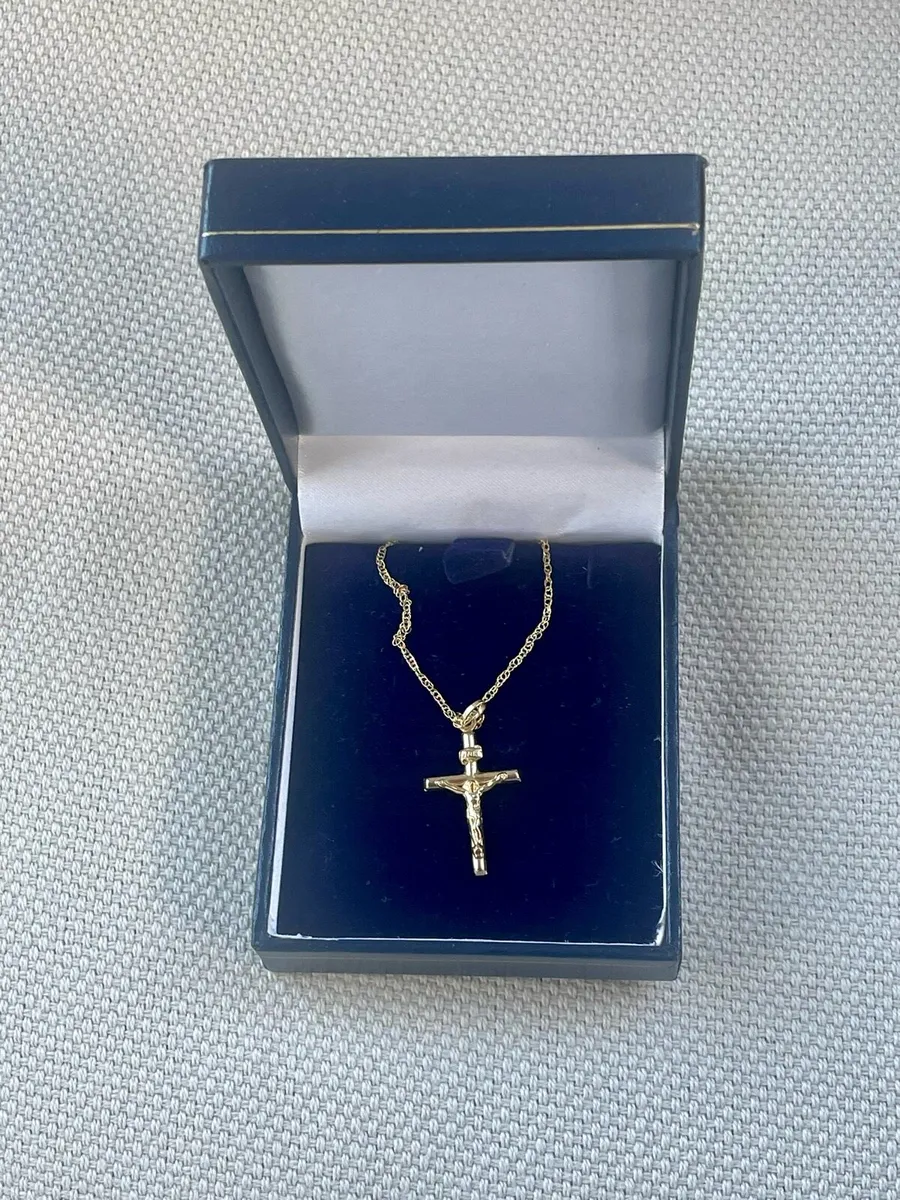 9ct Gold Cross and Chain - Image 1