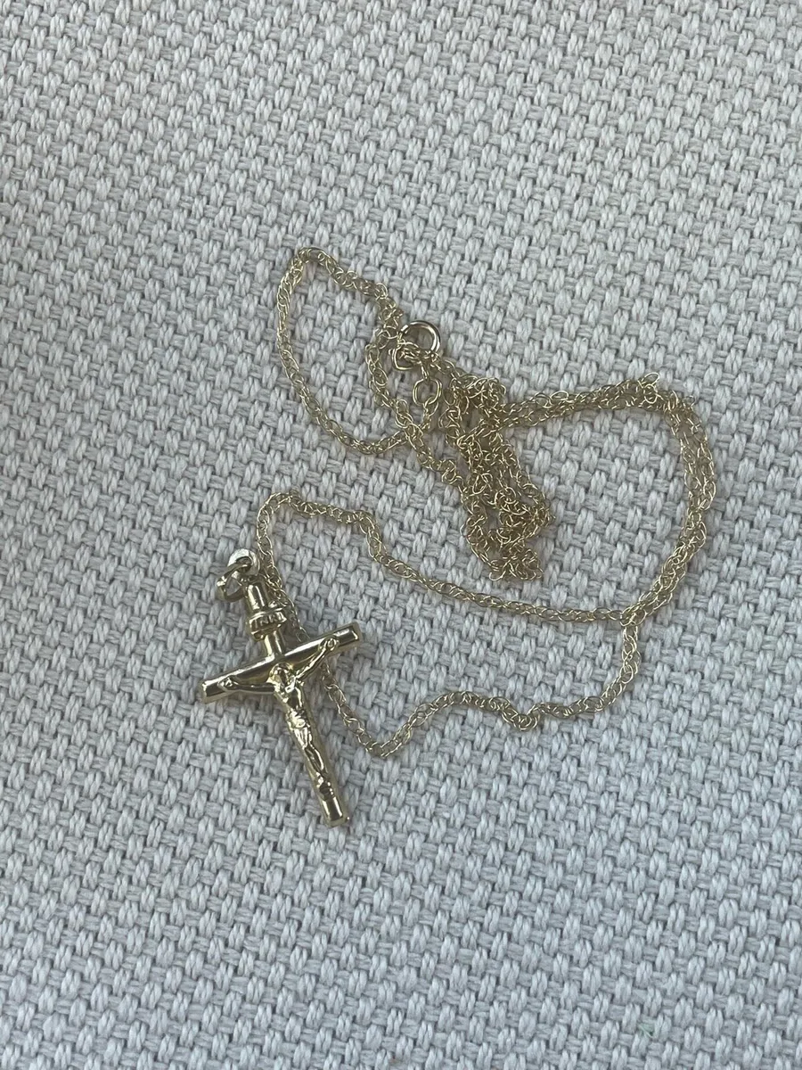 9ct Gold Cross and Chain - Image 2