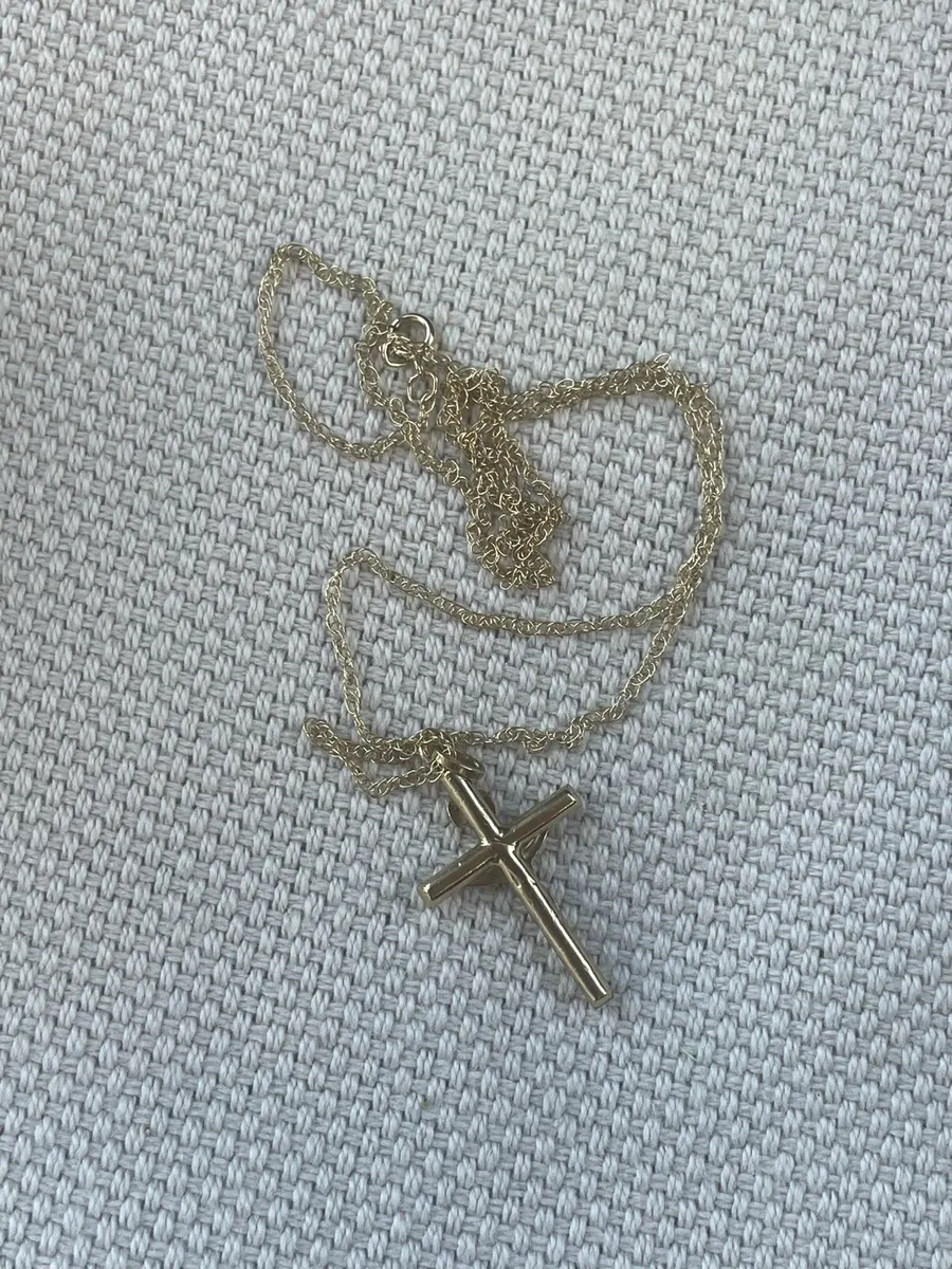 9ct Gold Cross and Chain - Image 3