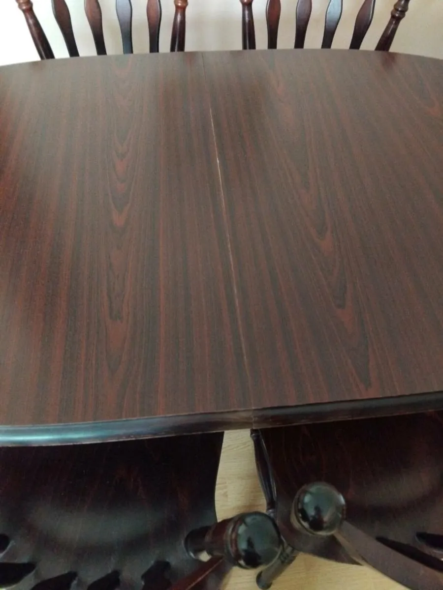 Table and chairs - Image 3