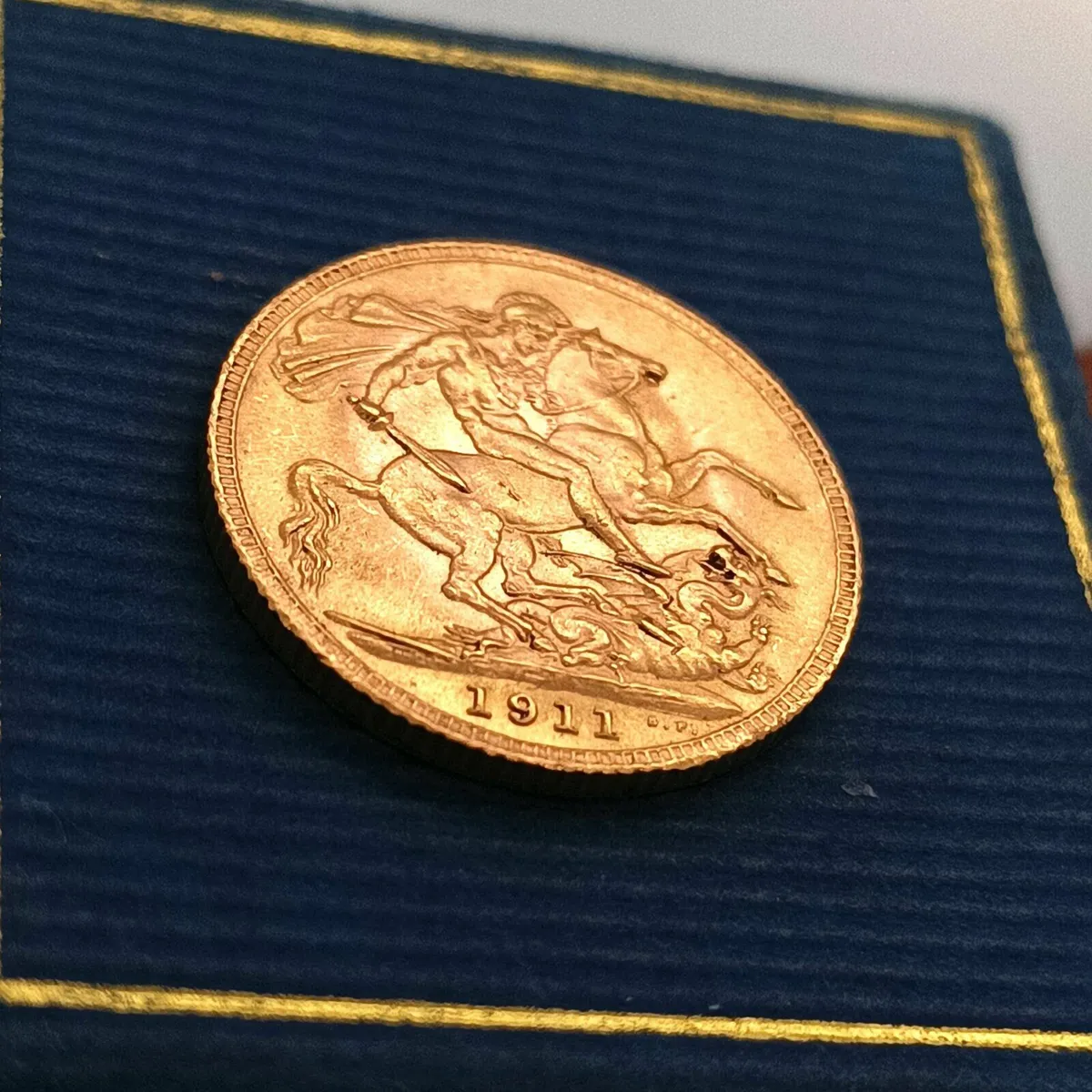 1911 Sovereign Coin & Vintage Leather Pouch - Image 1