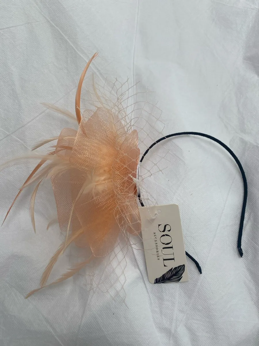 Fascinator peach colour brand new - Image 1