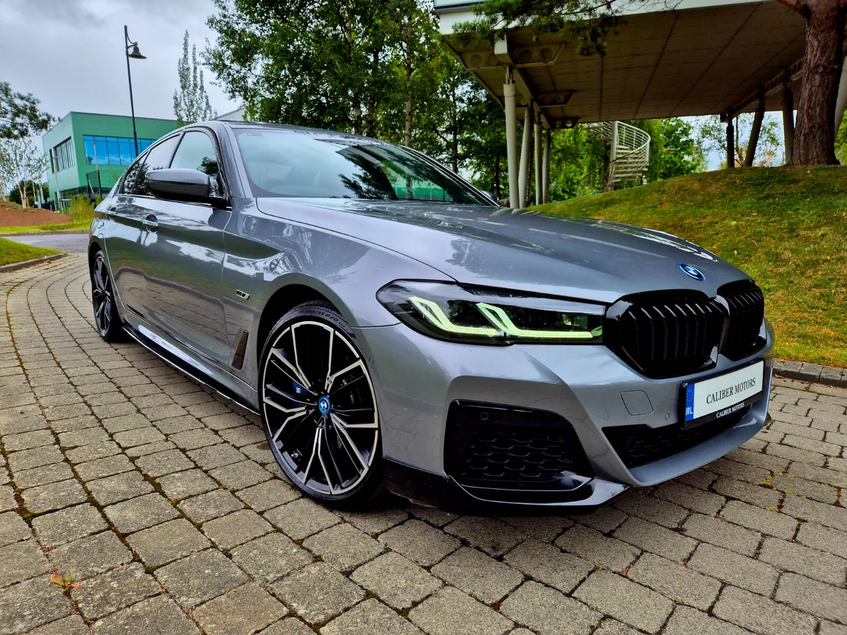 231 BMW 530E M-SPORT SUNROOF/HARMANKARDON/HEADSUP - Image 1