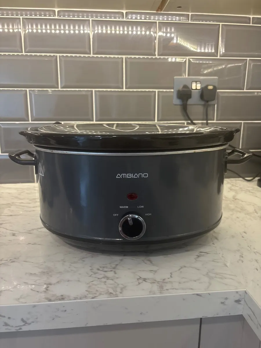 Slow cooker