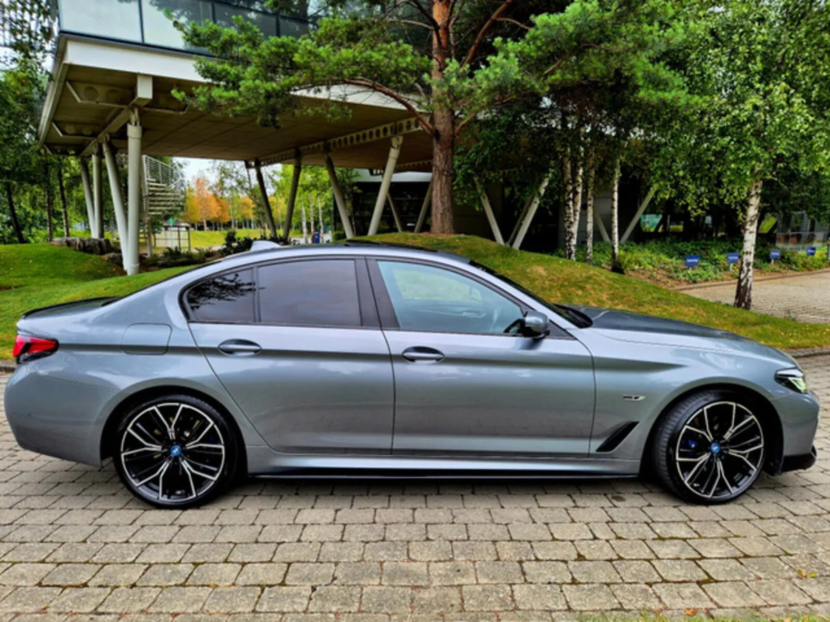 231 BMW 530E M-SPORT SUNROOF/HARMANKARDON/HEADSUP - Image 2