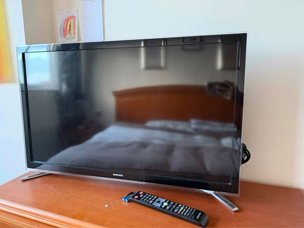 Samsung TV - 32 inch - Image 1