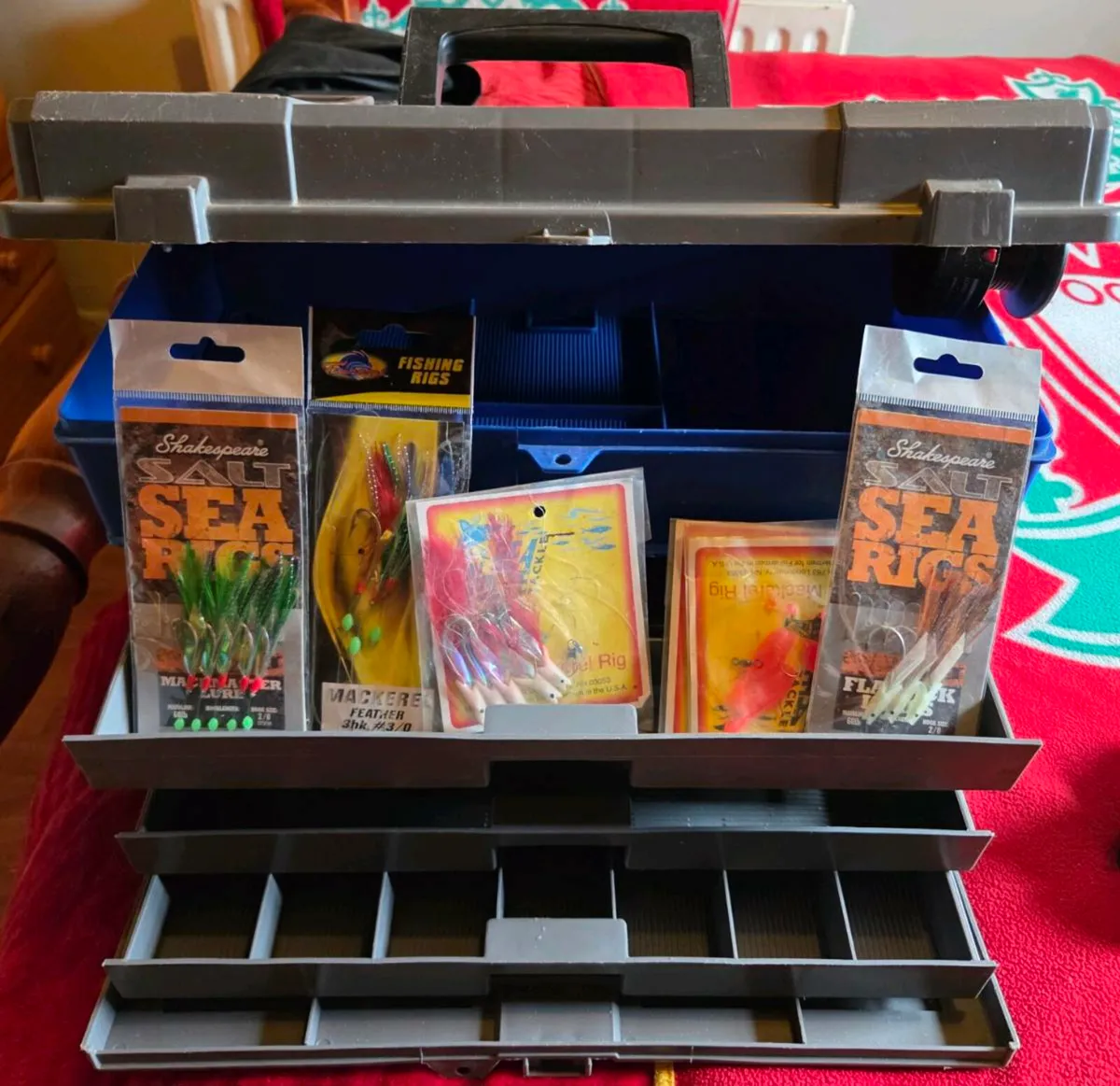 Fishing box with new fishing hooks and accessories - Image 1