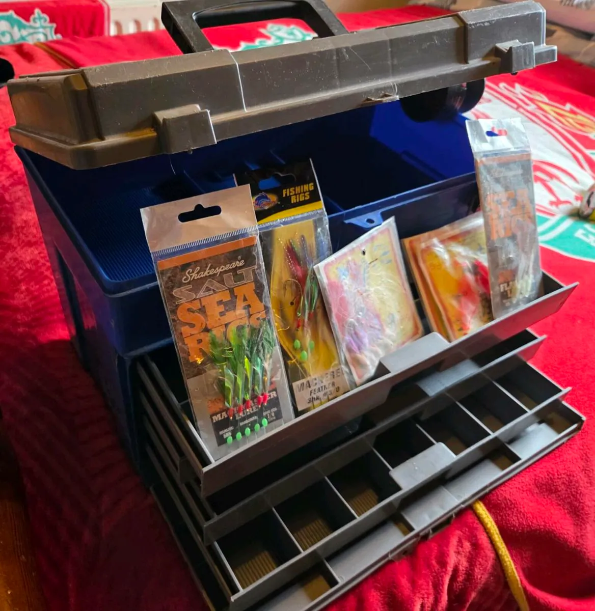 Fishing box with new fishing hooks and accessories - Image 2