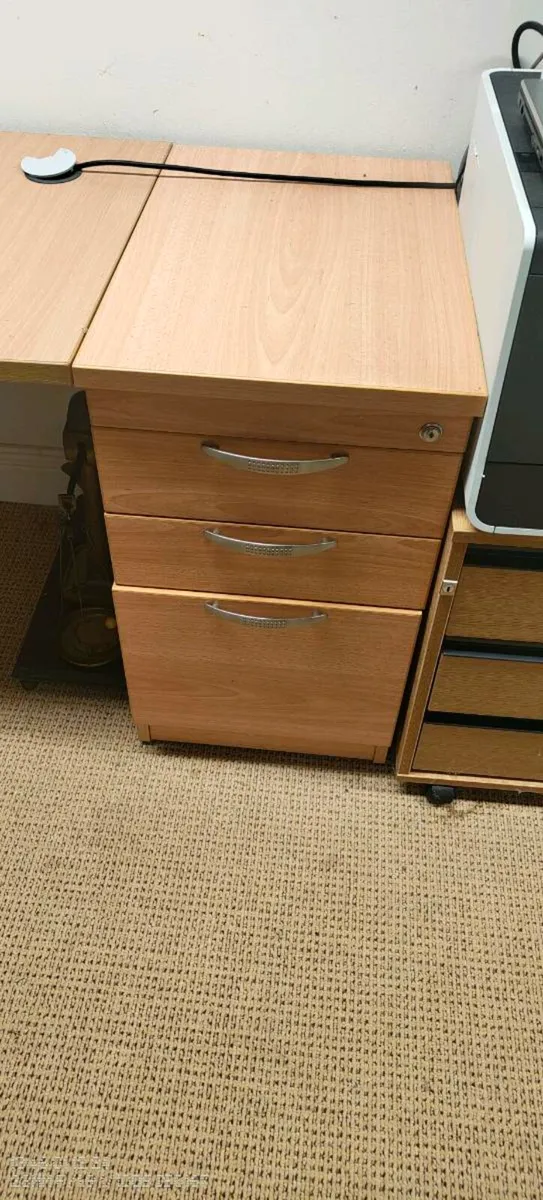 Office furniture - Image 1