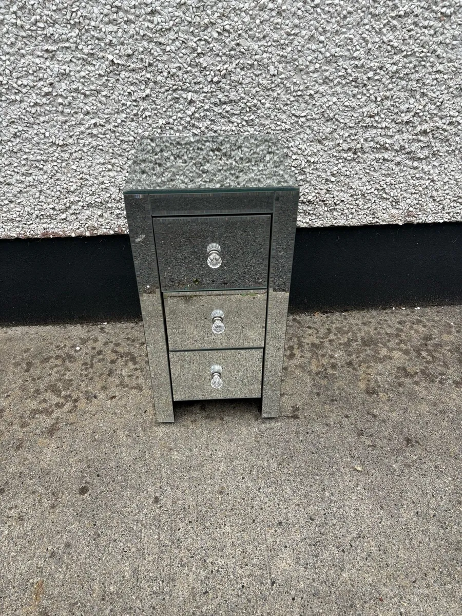 Glass chest of drawers - Image 1