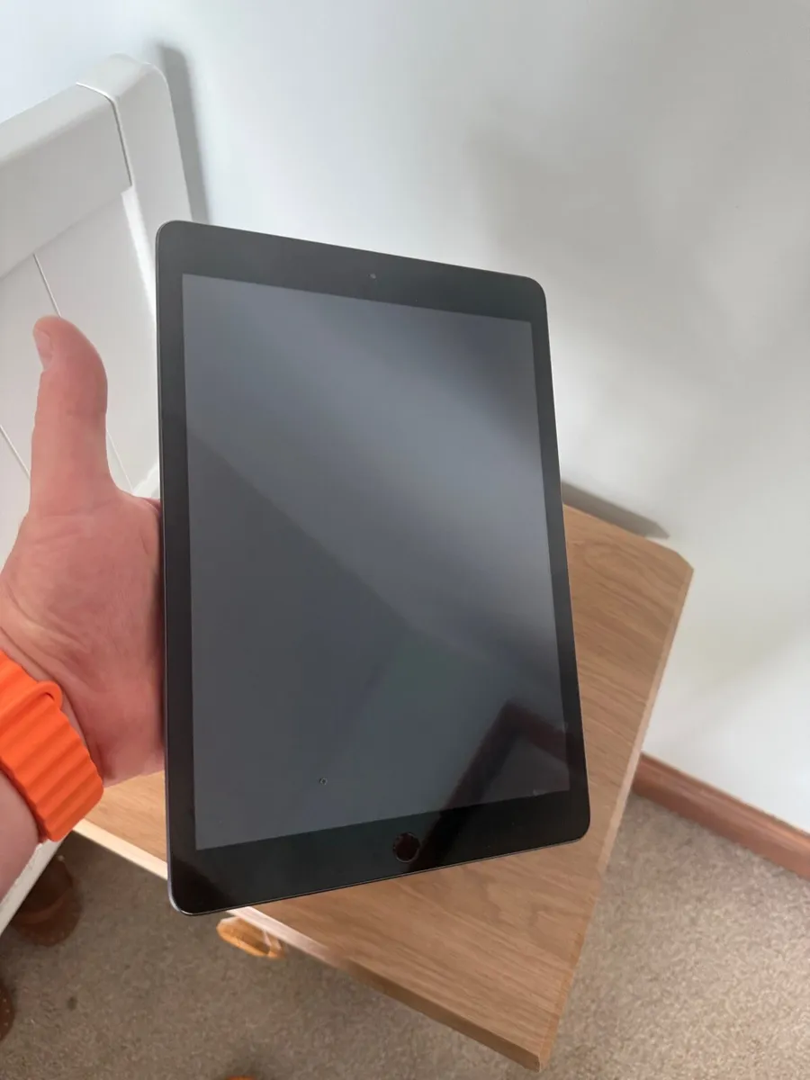 iPad 7 32G - Image 1