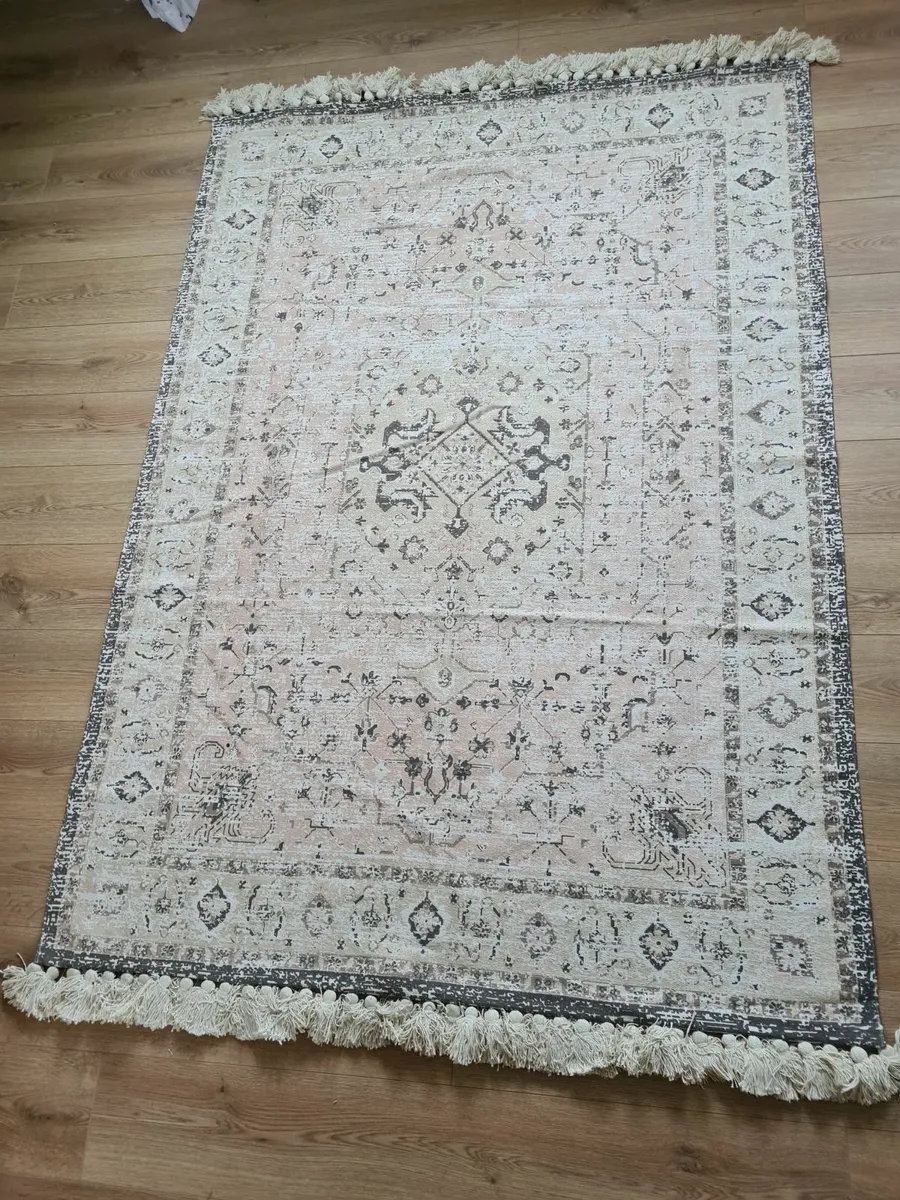Beautiful Rug H&M home - Image 3