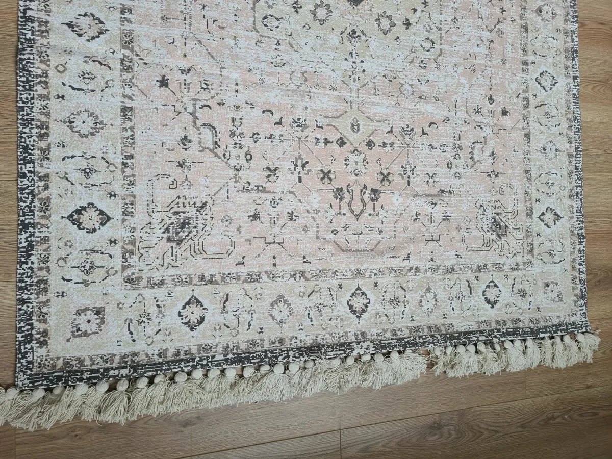 Beautiful Rug H&M home - Image 1