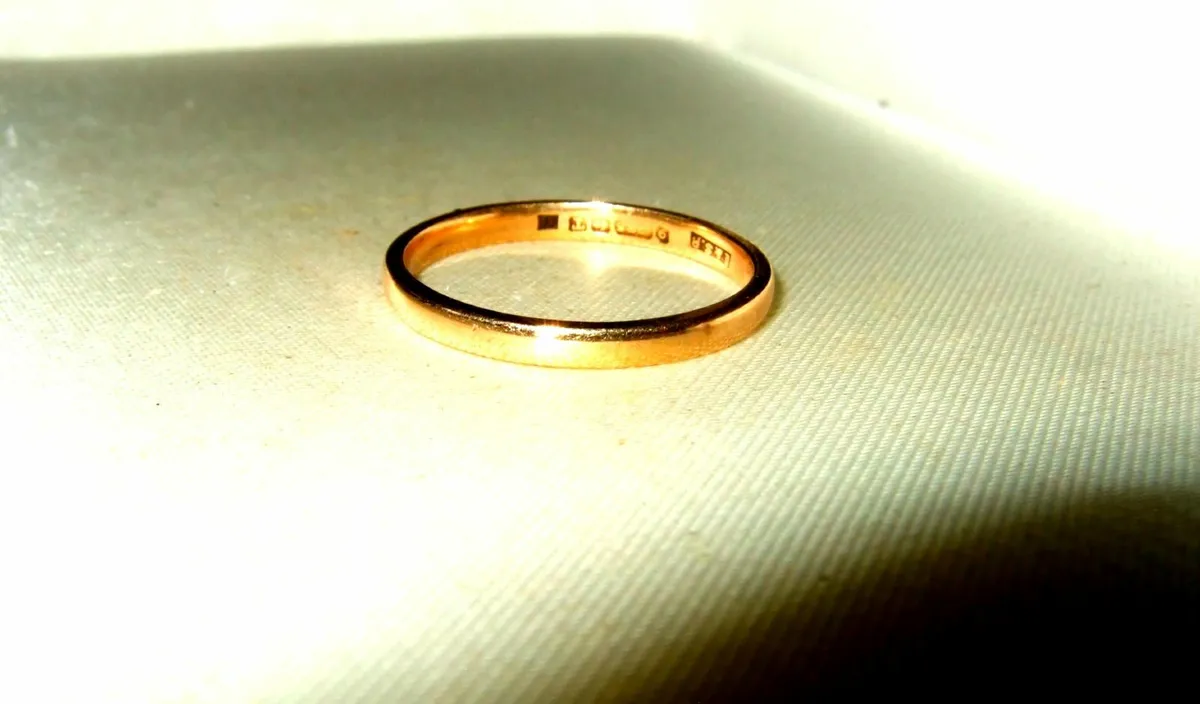 Vintage Hallmarked 9ct Gold Wedding Ring-Unisex - Image 1