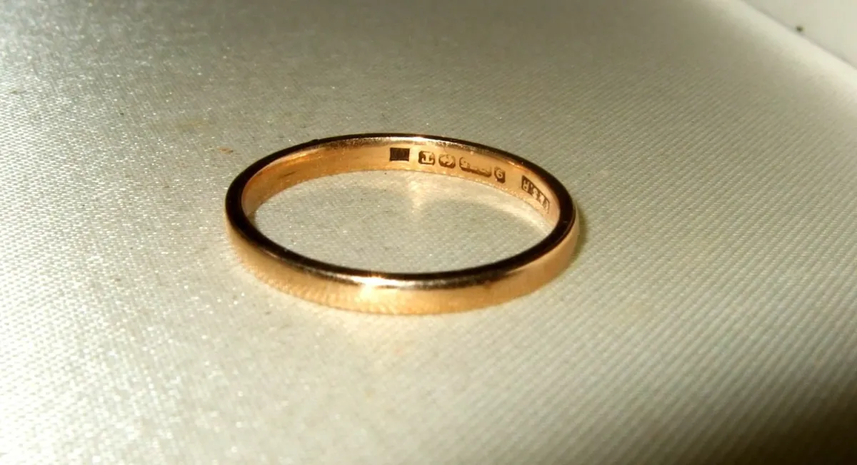 Vintage Hallmarked 9ct Gold Wedding Ring-Unisex - Image 2