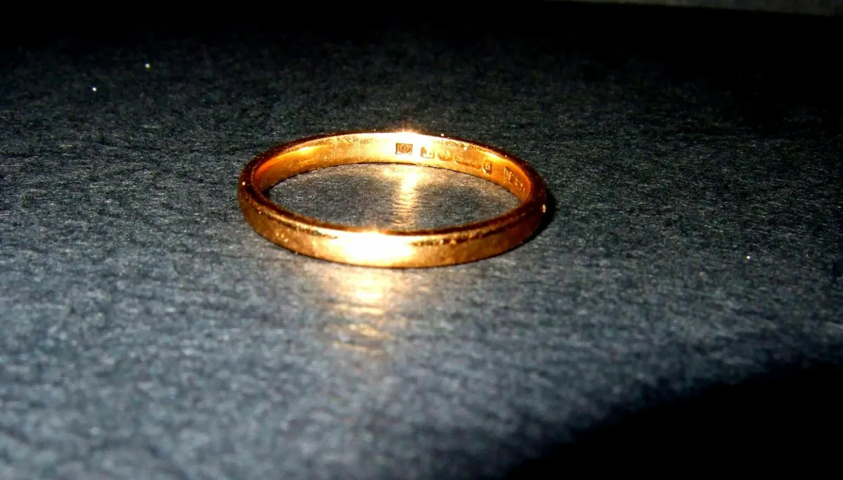 Vintage Hallmarked 9ct Gold Wedding Ring-Unisex - Image 4
