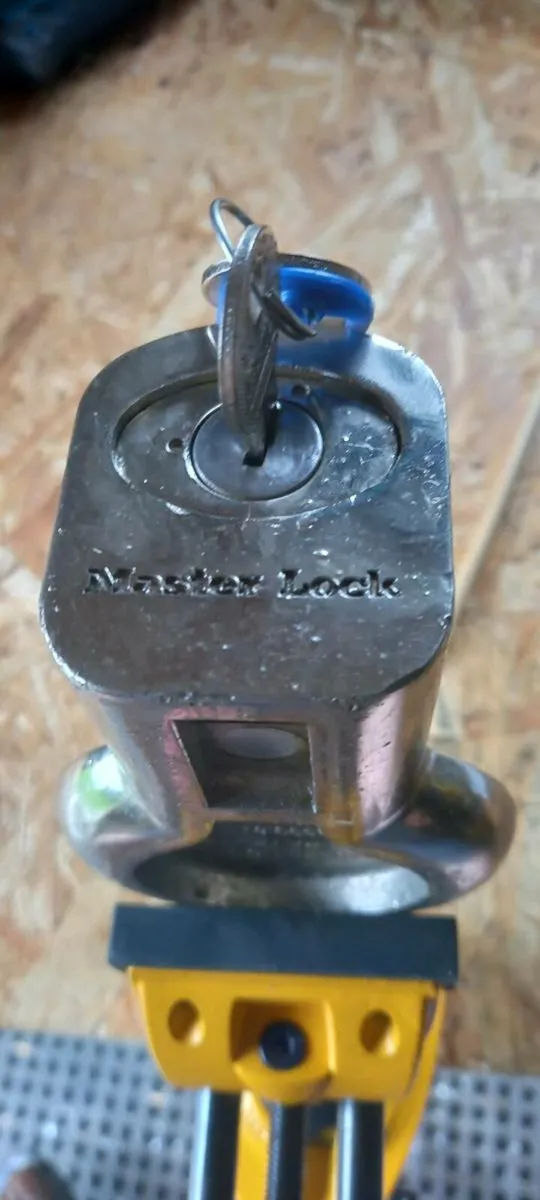 A trailer hitch lock - Image 3