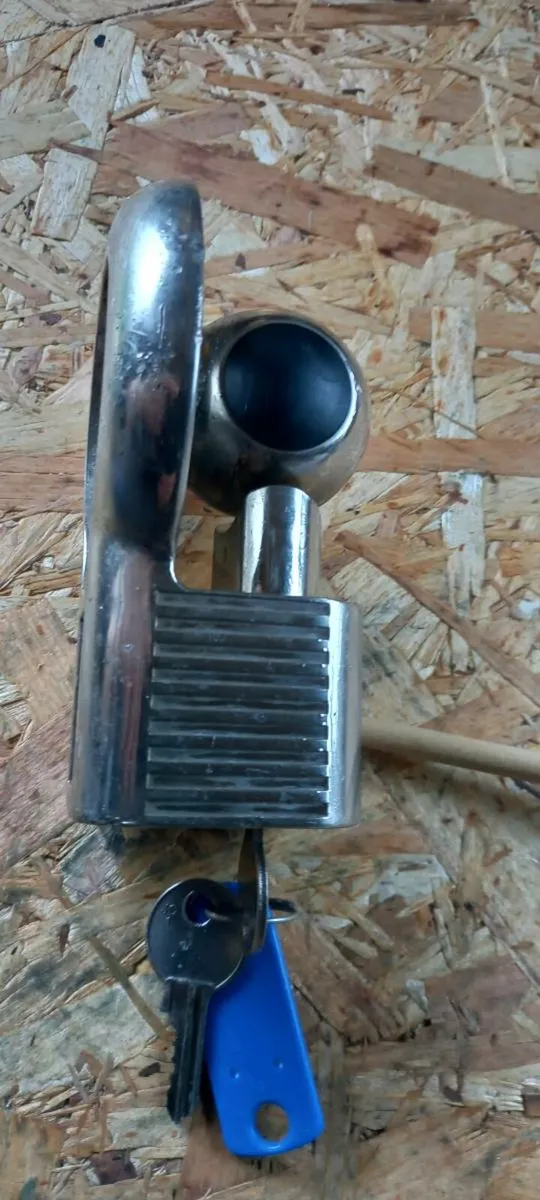 A trailer hitch lock - Image 4