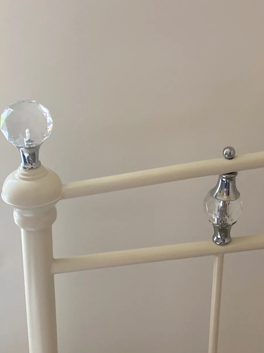 Steel bed frame with crystals - Image 4