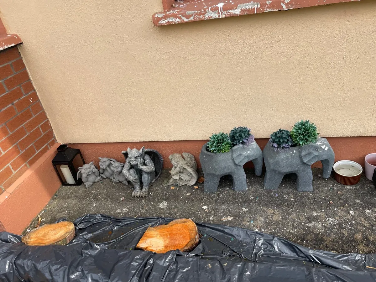 Garden pots and statues - Image 4