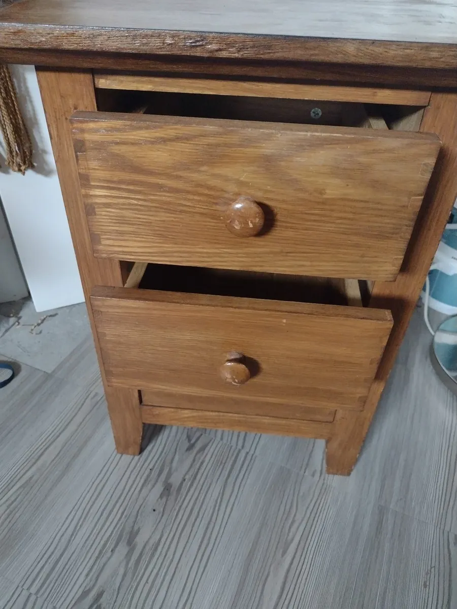 Very heavy solid Oak side table with drawers - Image 3