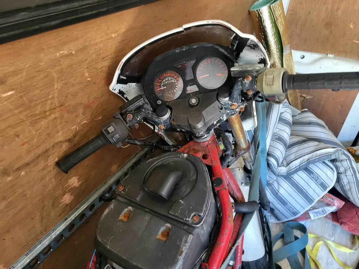 Honda vf400f 1984 for parts or repair - Image 2