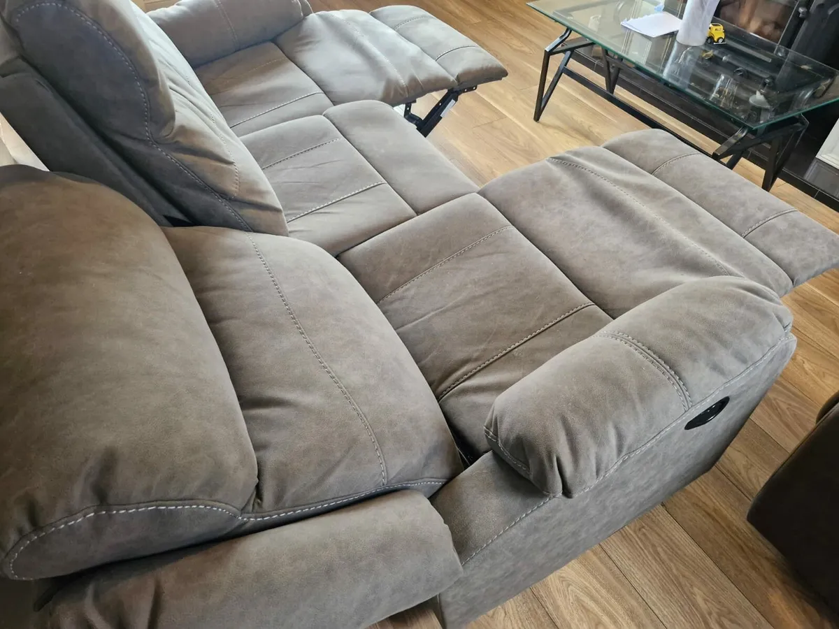 3 seater recliner and arm chair - Image 2