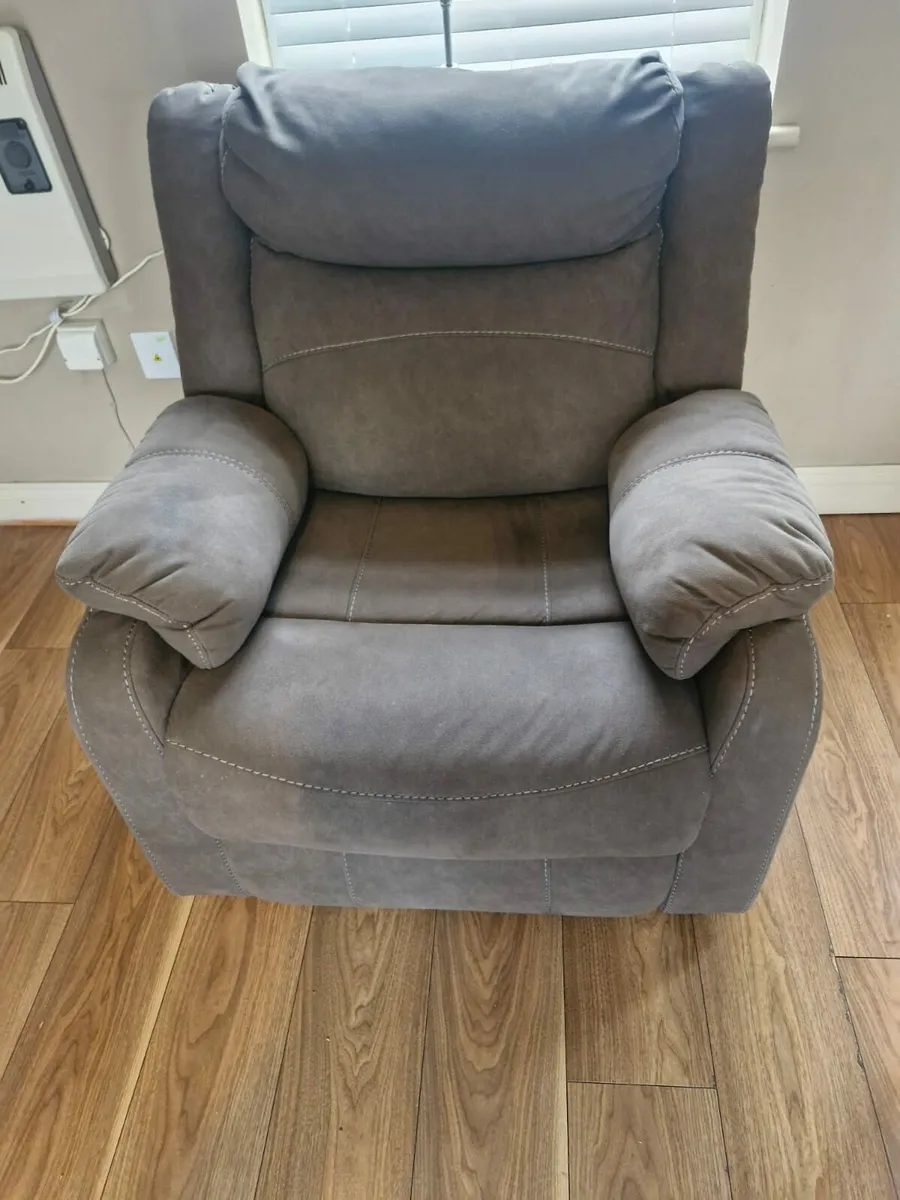 3 seater recliner and arm chair - Image 3
