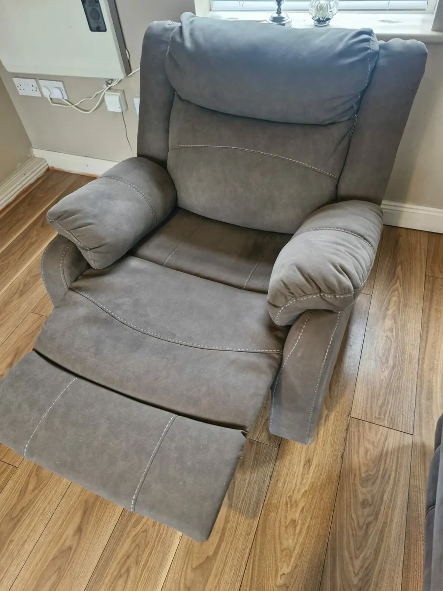 3 seater recliner and arm chair - Image 4