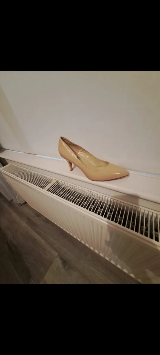 Carl scarpa nude patent court shoes  ogetti brand - Image 2