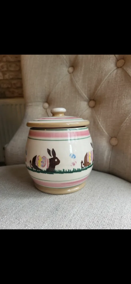 Nicholas mosse bunny lidded jar - Image 2