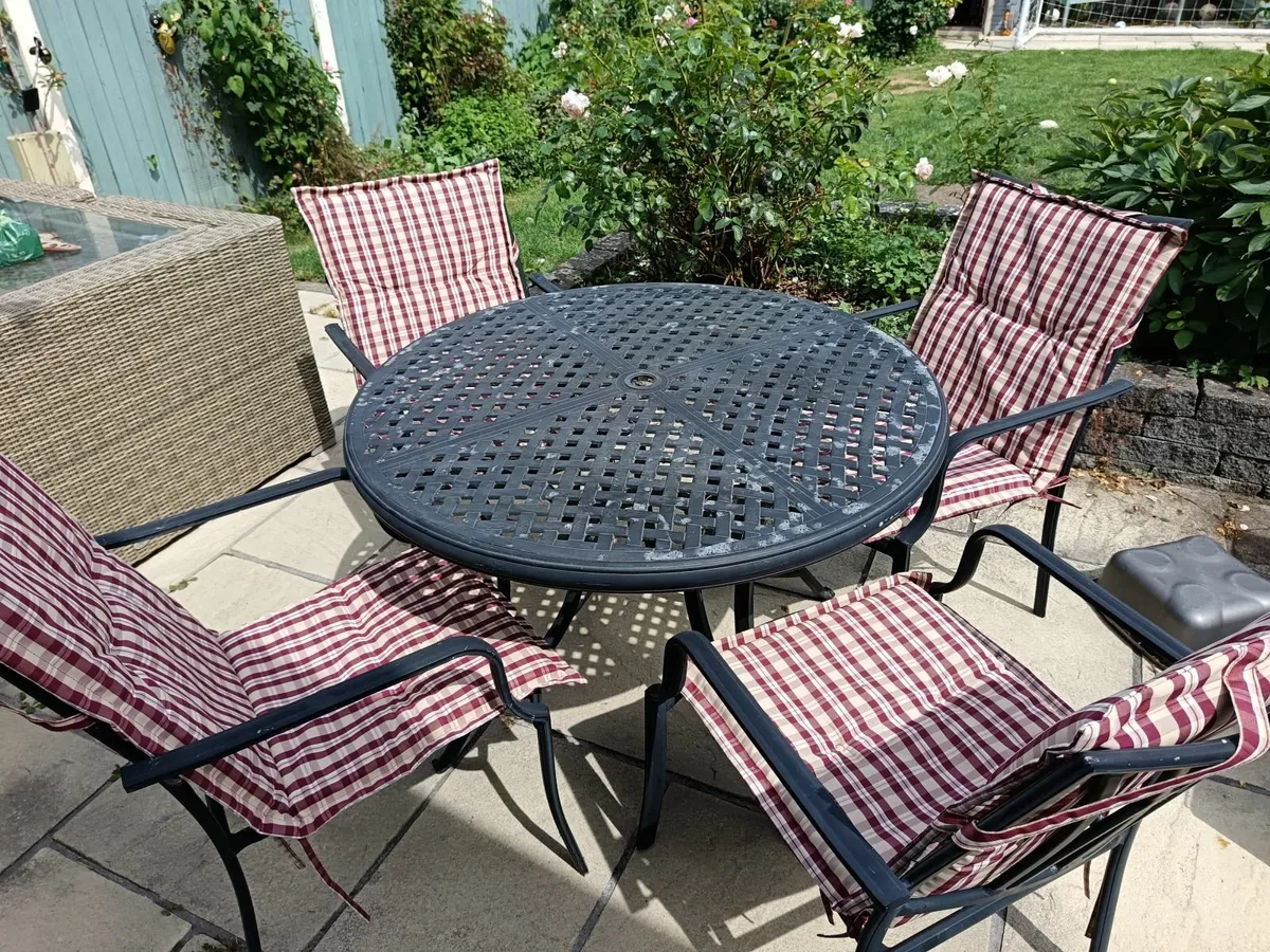 Wrought iron table and chairs - Image 1