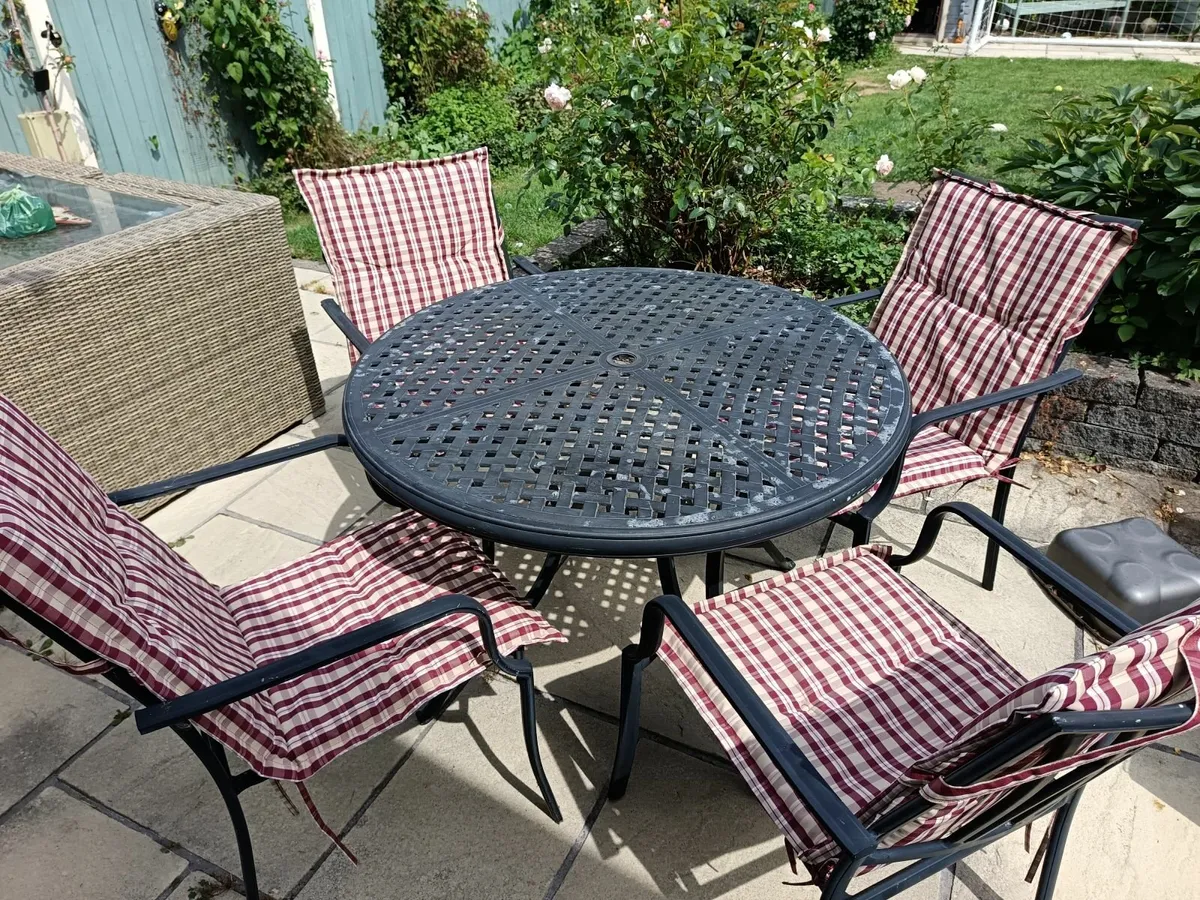 Wrought iron table and chairs - Image 2