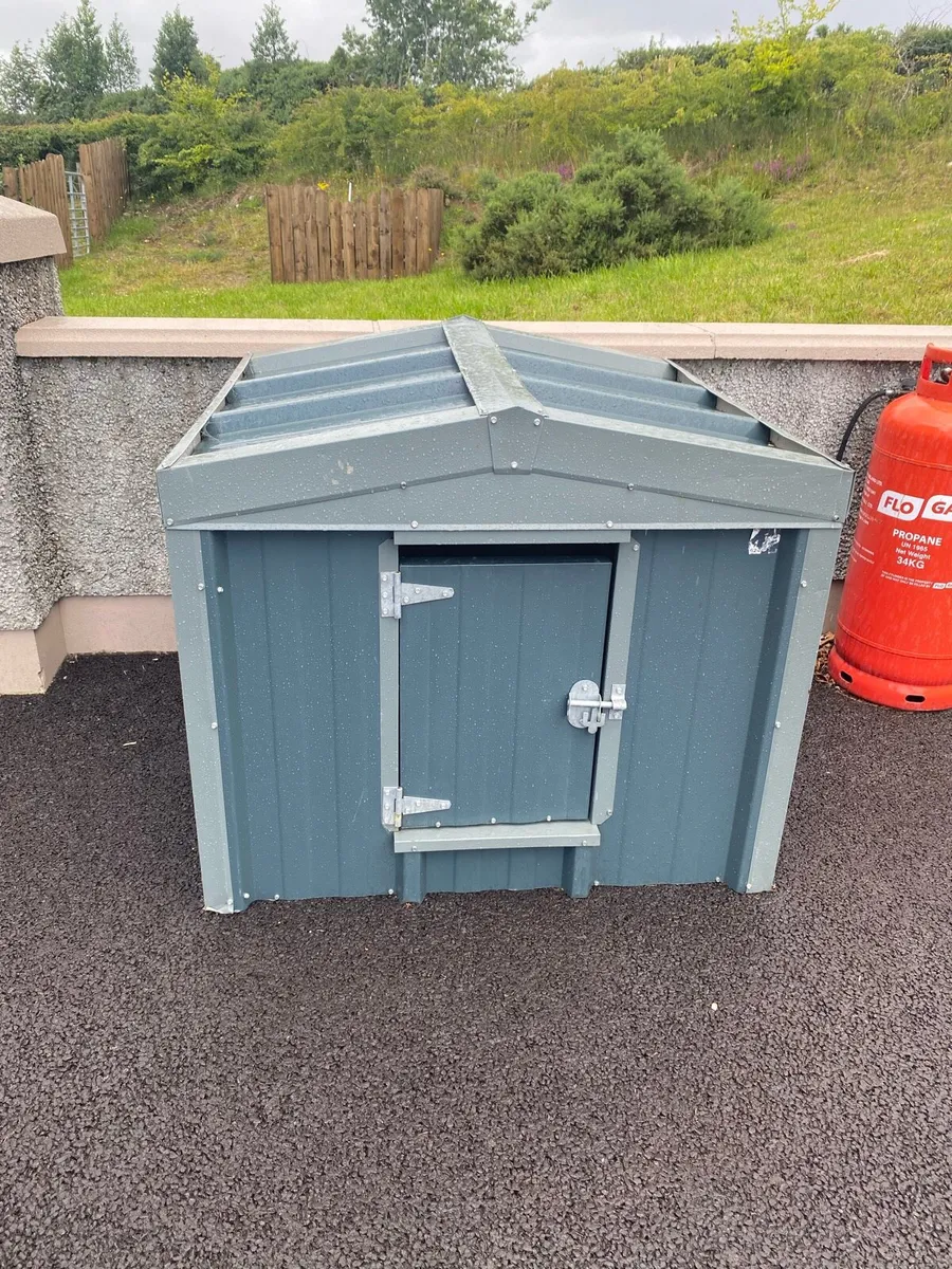 Dog house - Image 1