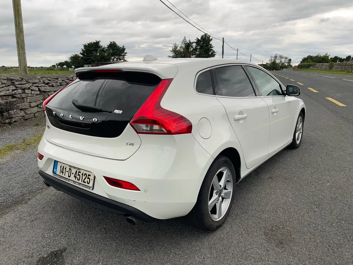 2014 Volvo V40 - Image 2