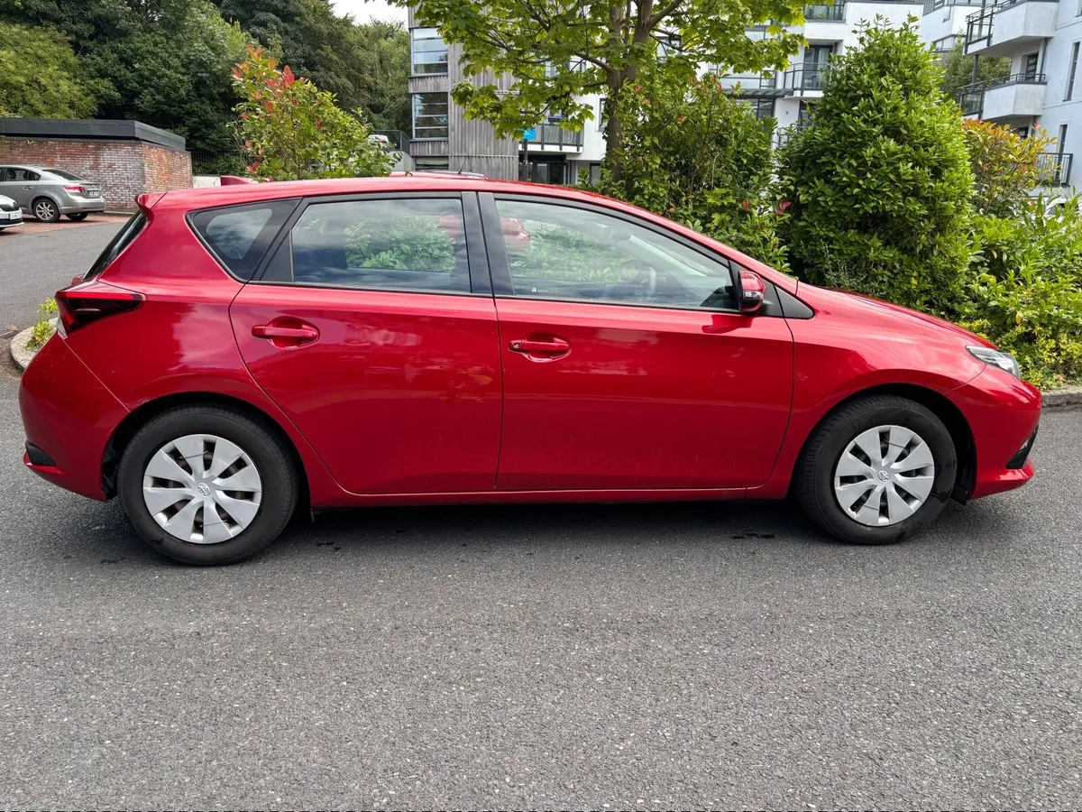 Toyota Auris 2015 - Image 2