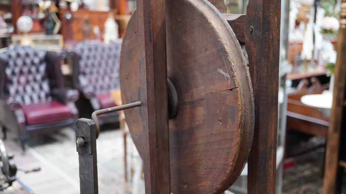🔹 Antique Spanish Wooden Blower Wheel Mechanism - Image 4