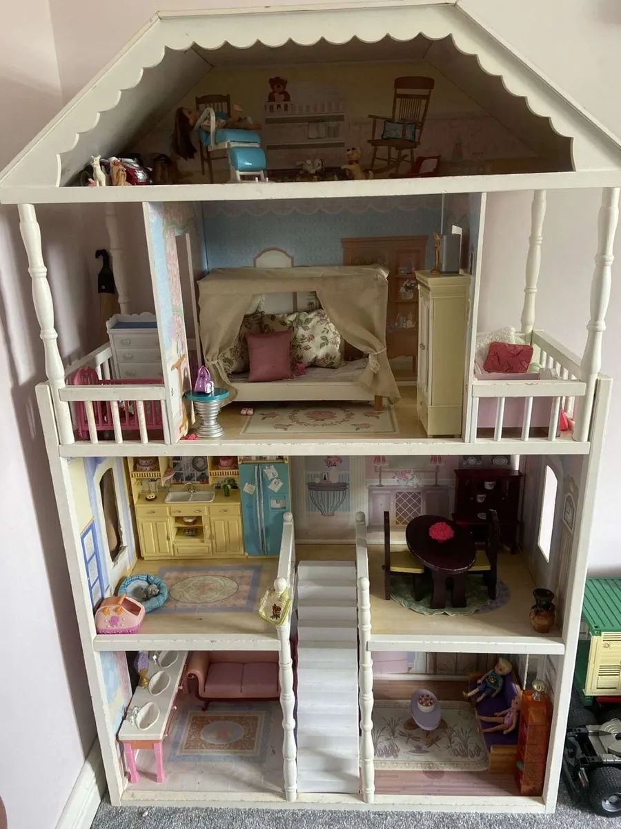 Large dollhouse with furniture included - Image 1