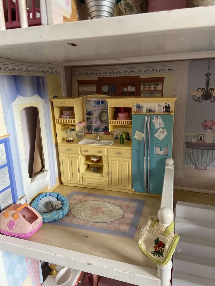 Large dollhouse with furniture included - Image 2