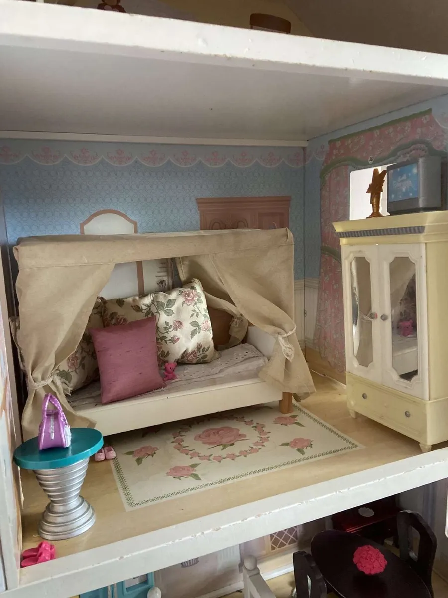 Large dollhouse with furniture included - Image 4