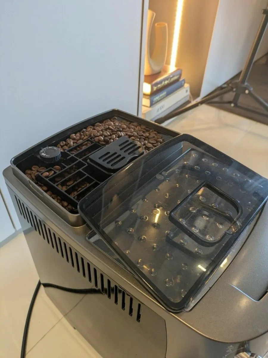 DeLonghi Magnifica S coffee machine - Image 1