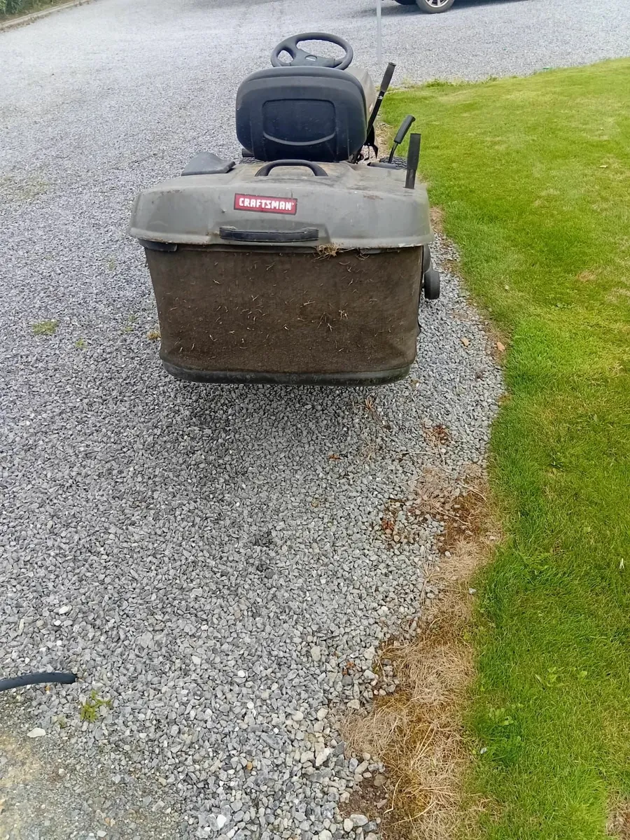 Ride on lawnmower - Image 1