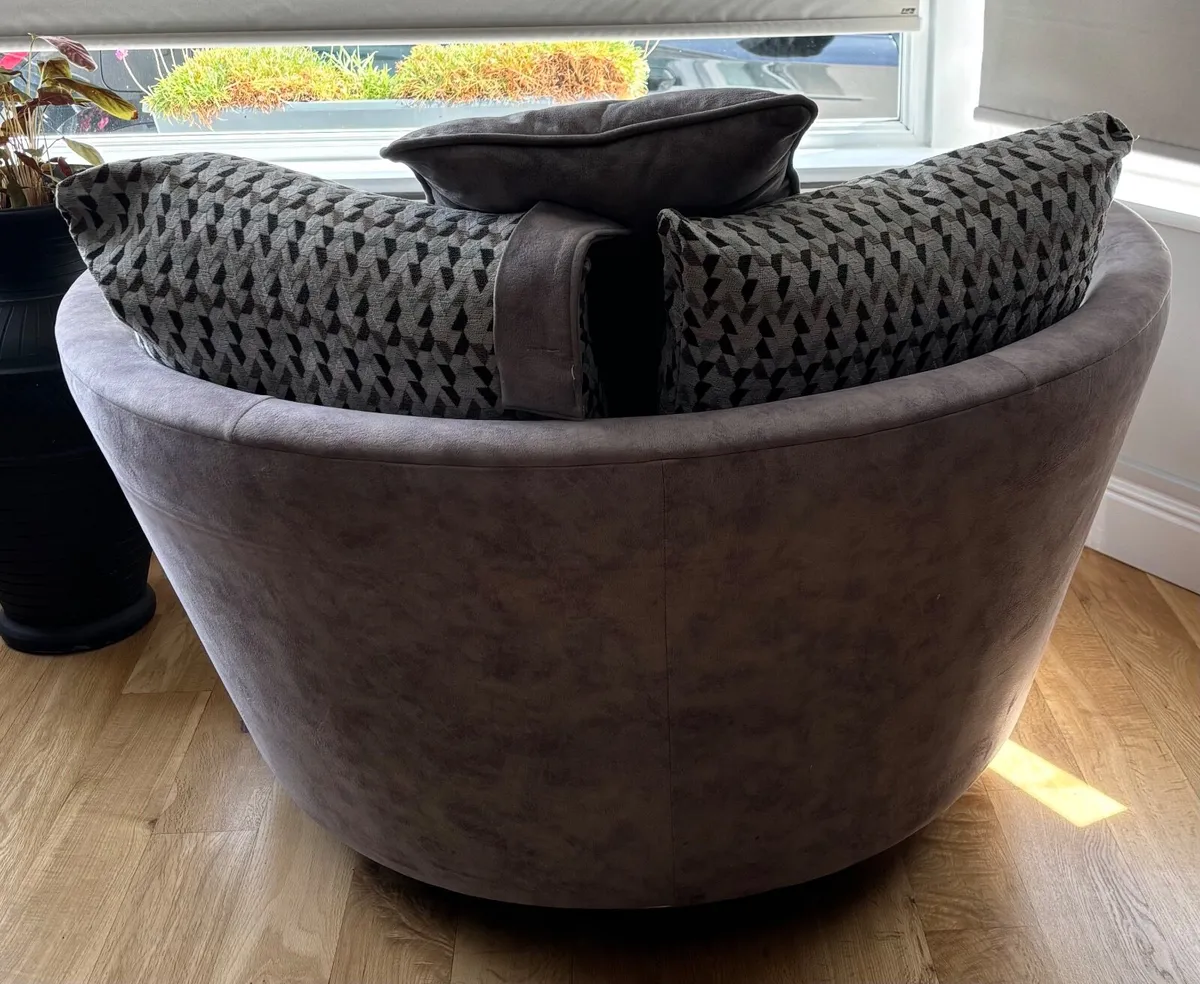 Large Swivel Chair - Image 1