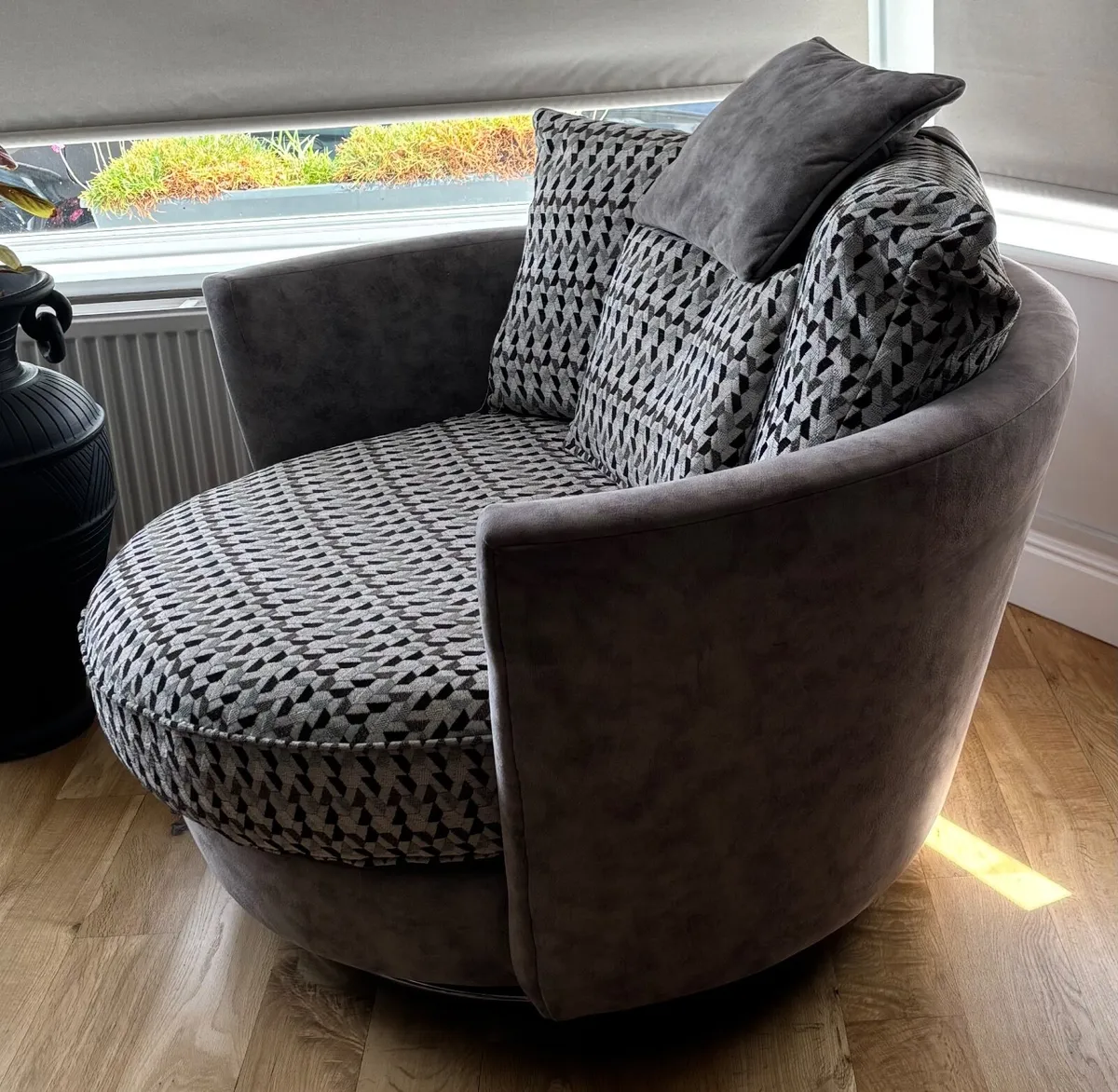 Large Swivel Chair - Image 2