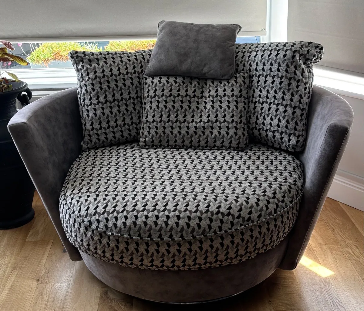 Large Swivel Chair - Image 3