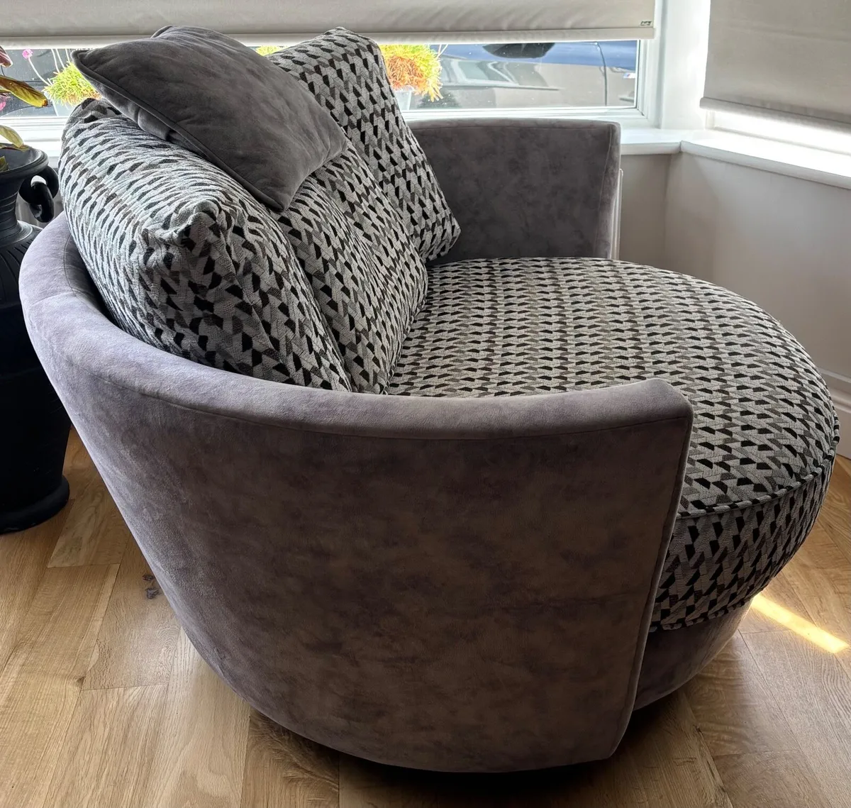 Large Swivel Chair - Image 4