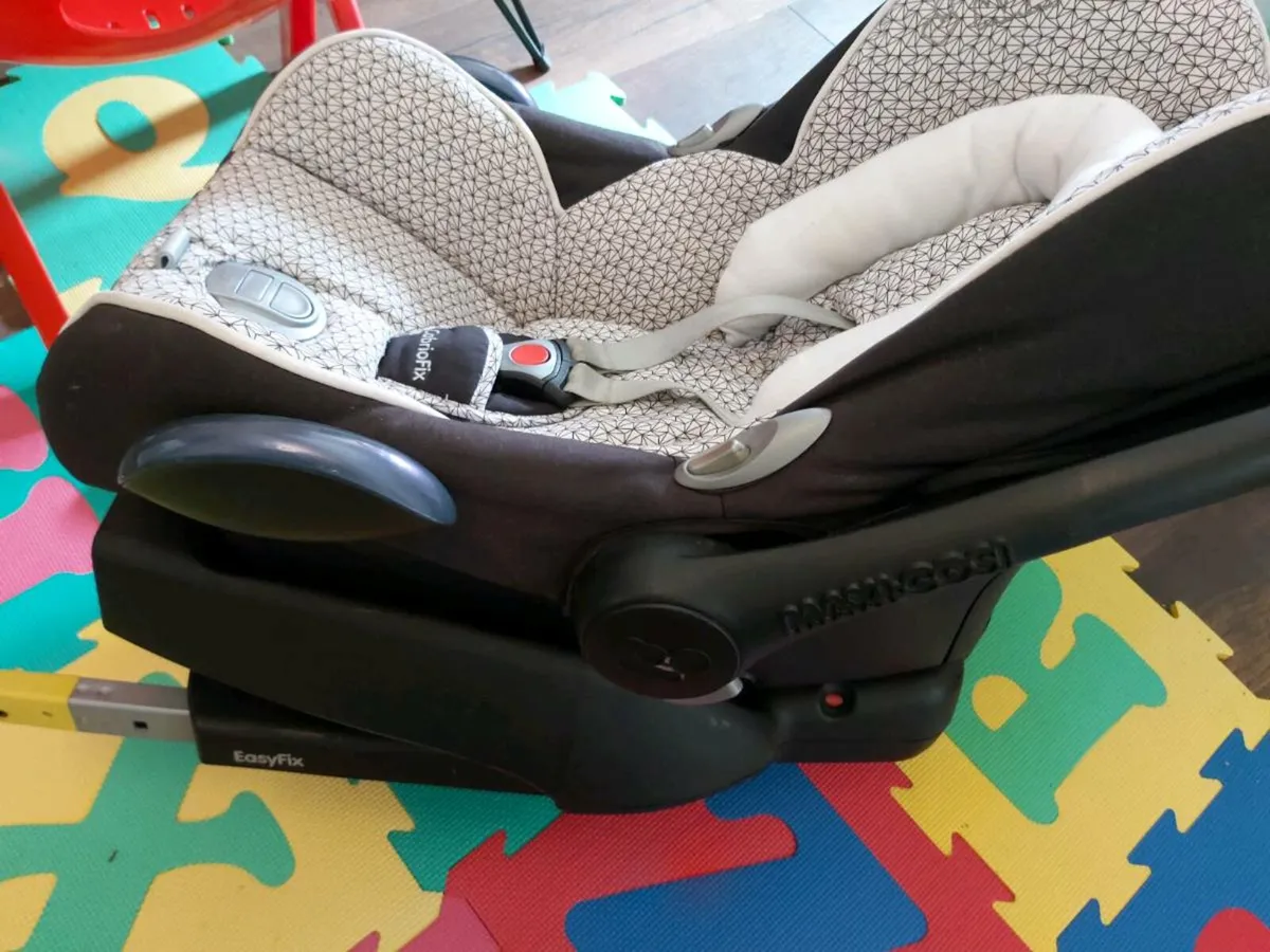 Maxi cosi car seat with isofix base - Image 3