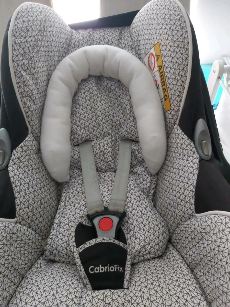 Maxi cosi car seat with isofix base - Image 4