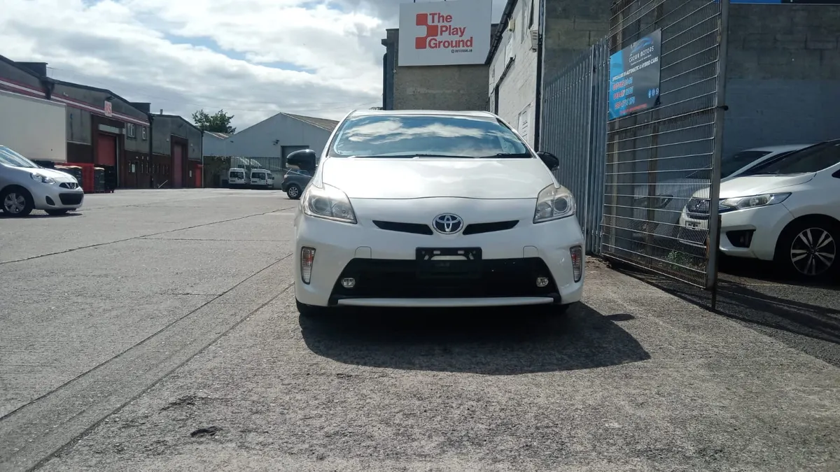2015 petro hybrid Toyota - Image 1