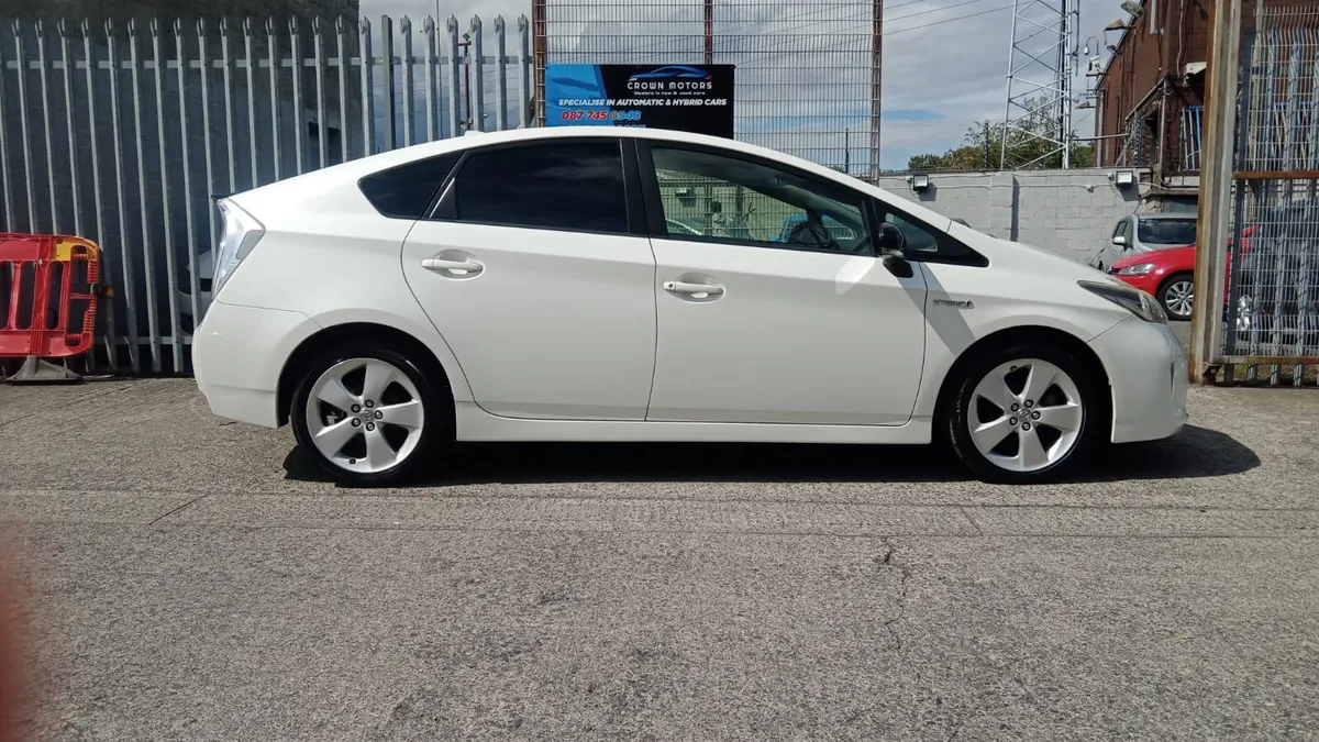 2015 petro hybrid Toyota - Image 3